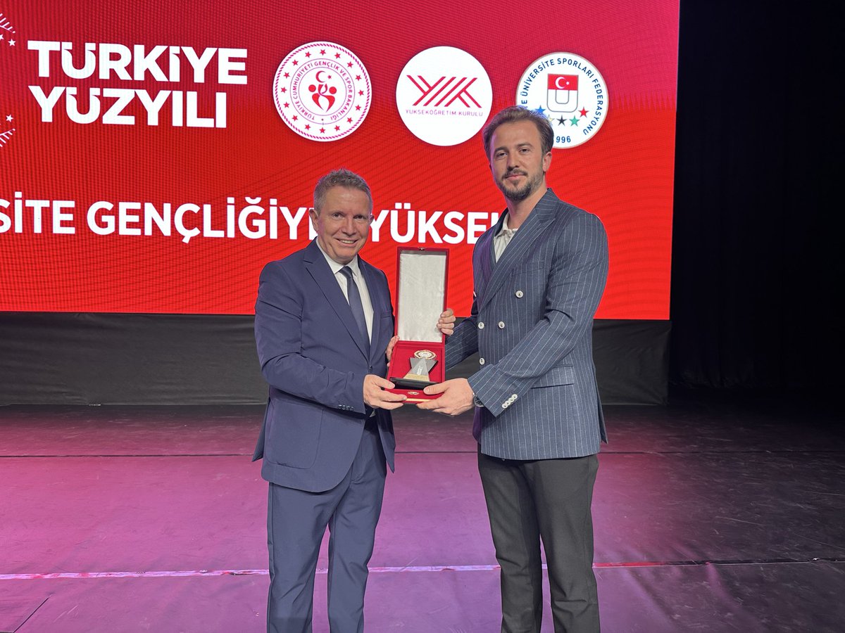 🏆 “Avrupa’da Başarı Ödülü”ne layık görülmekten büyük bir onur duydum.

Bu süreçte emeği geçen tüm çalışma arkadaşlarıma ve destekleriyle her zaman yanımda olan Büyük İZÜ Ailesi’ne teşekkür ediyorum.

Sporun birleştirici gücüyle nice başarılara! ⚡