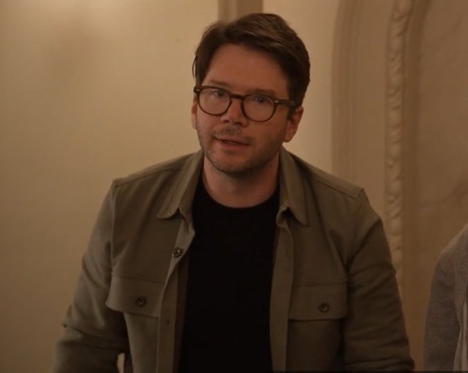 bevllisario's tweet image. JUST STOOD UP AND STARTED CLAPPING AND CHEERING #omitb