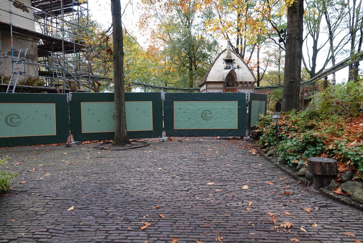 jeroen989's tweet image. Ze zijn met de bestrating bezig bij het leerhuys. #Efteling #Themepark