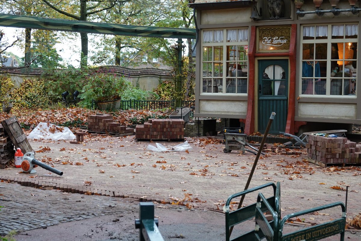 jeroen989's tweet image. Ze zijn met de bestrating bezig bij het leerhuys. #Efteling #Themepark