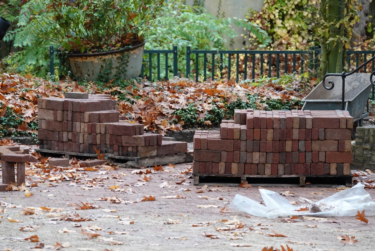 jeroen989's tweet image. Ze zijn met de bestrating bezig bij het leerhuys. #Efteling #Themepark