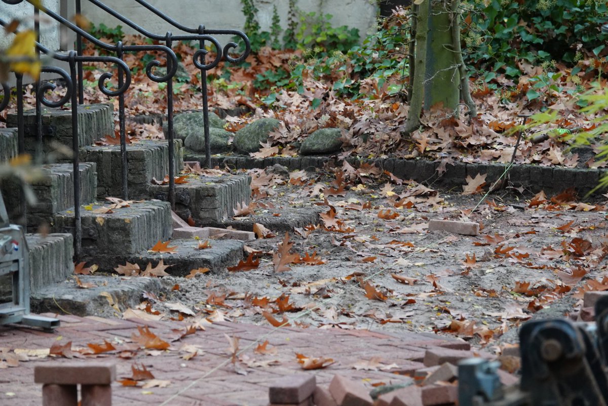 jeroen989's tweet image. Ze zijn met de bestrating bezig bij het leerhuys. #Efteling #Themepark