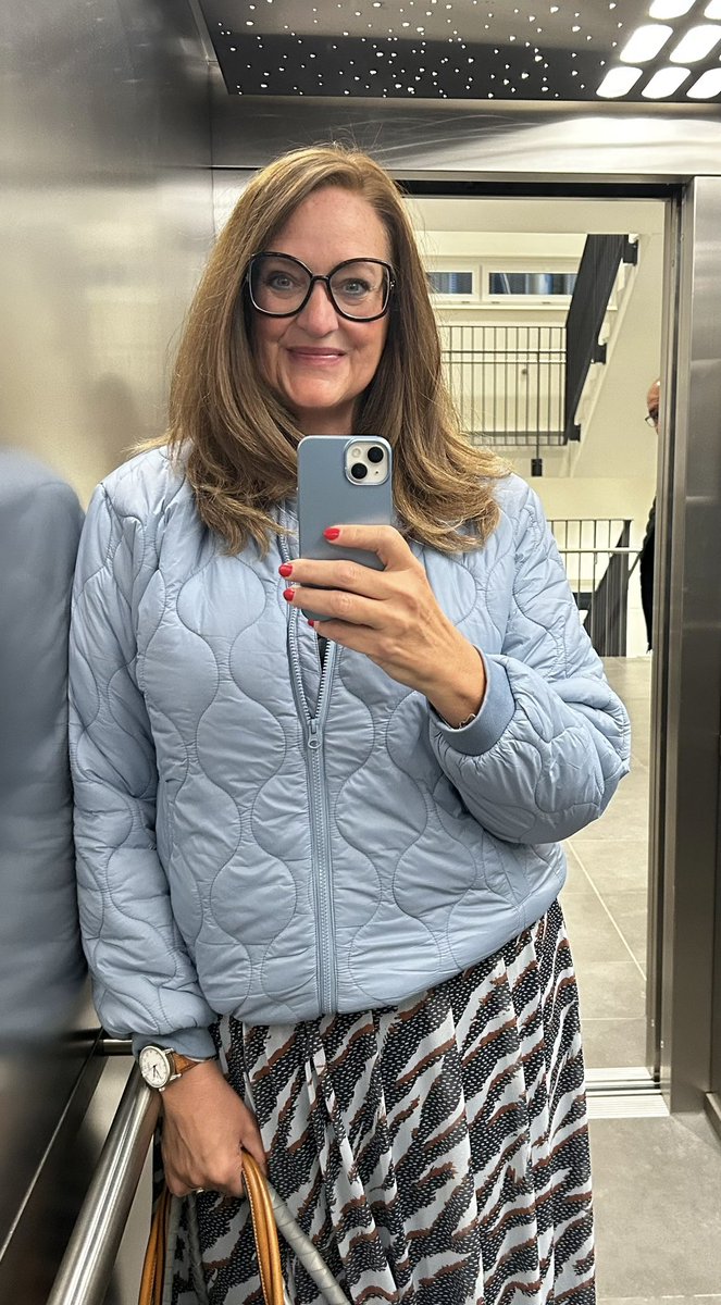 Bin schon lange drin. 
Und der Kollege hat sich etwas gewundert 🤭

#aufzugtweet