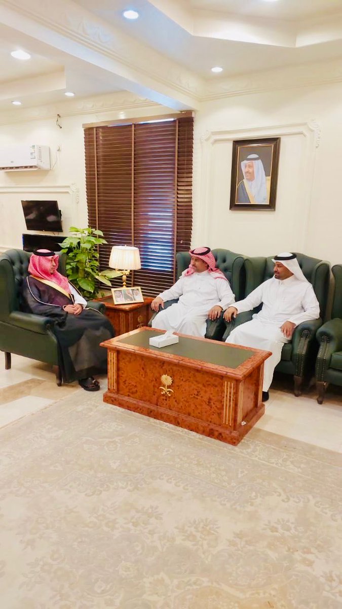 في إطار الاستعداد لموسم شتاء الباحة ❄️
قام رئيس مجلس ادارة #غرفة_المخواة أ. أحمد الخرش بزيارة سعادة محافظ غامد الزناد أ. صقر بن عبدالعزيز بن رقوش ، بحضور رئيس البلدية م. علي بن احمد الرود، لمناقشة الفعاليات الشتوية وتعزيز العمل المشترك لخدمة التنمية والسياحة بالمحافظة.