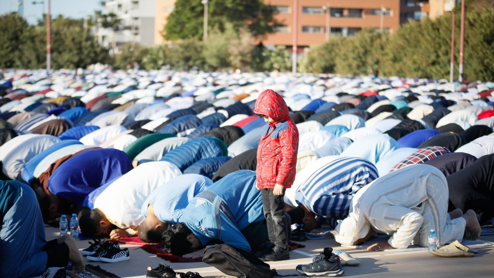 A proibição das burkas foi um avanço civilizacional. Mas também devemos avançar com a proibição de atos e orações islâmicas nas espaços públicos portugueses, como aliás já foi feito em zonas de Espanha.