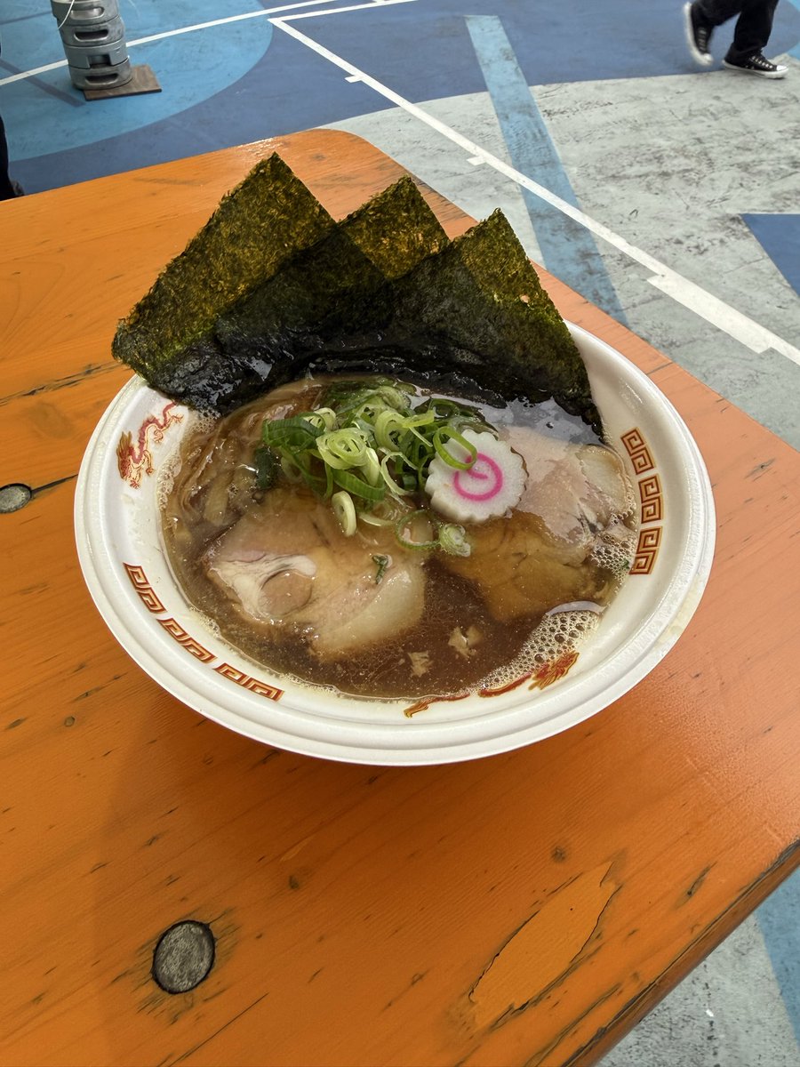 昨夜仕込みから頑張ってる姿を見たので
今日はすぐに食べに行って来ました！
香味油にはしっかり金子畜産の香り。
天城黒豚仲間にはわかる。
生産者への愛を感じるラーメンです。
かなり冷え込んできたので
温度感もまたたまらないラーメン！
美味しく頂きました！
いぇあ