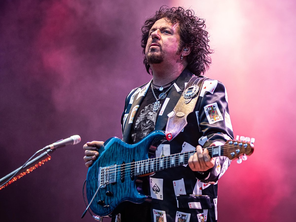 "You know I won't hold you back now"
Happy 68th Birthday to the legendary guitarist, singer-songwriter, solo artist and sole continuous founding member of #Toto #SteveLukather 🎉