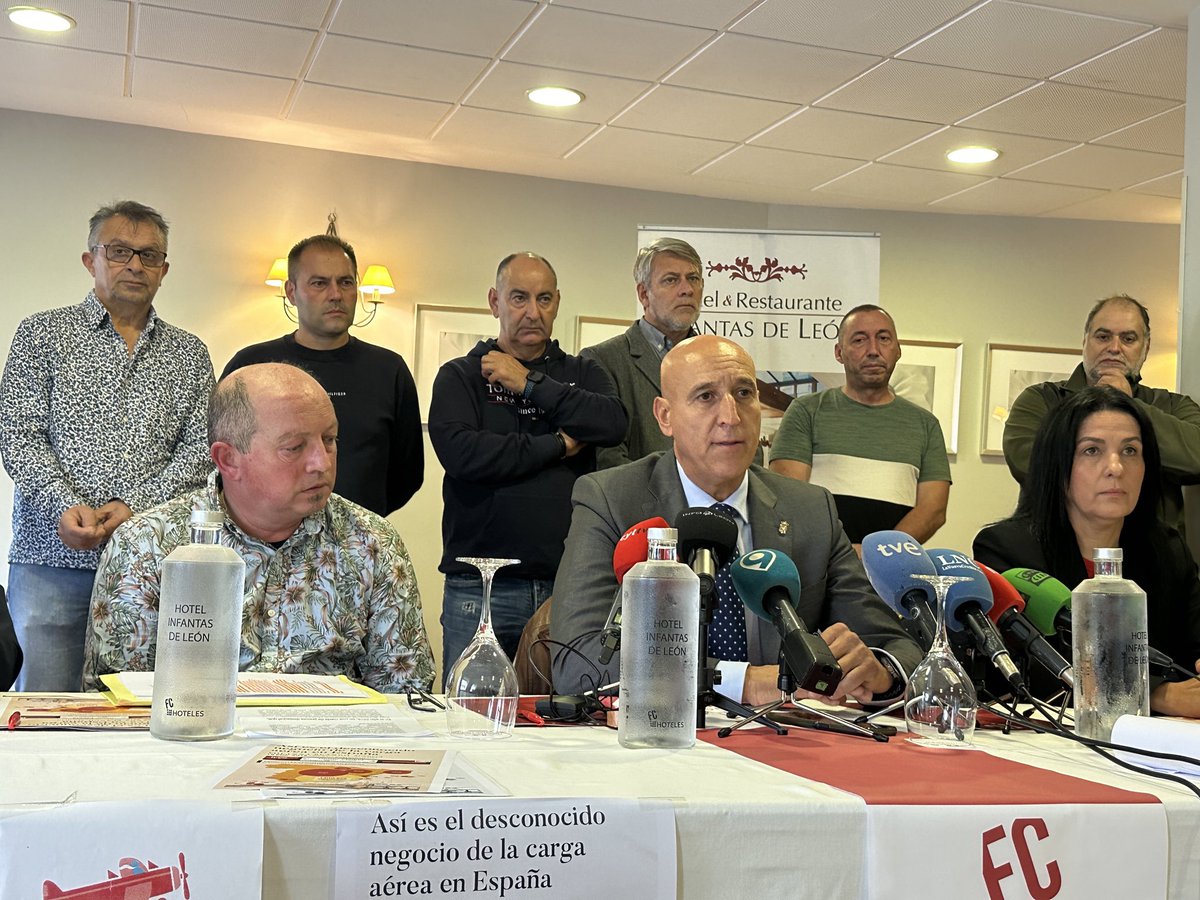 Ayuntamiento de León (@leonayto) on Twitter photo El alcalde, José Antonio Diez <a href="/JADIEZLEON/">JADiez / ❤️ 🦁</a>, ha reivindicado las medidas necesarias para habilitar el Aeropuerto de León como terminal de carga, algo que es “un elemento determinante para su supervivencia y para el crecimiento y el desarrollo económico de nuestra provincia”. El alcalde, José Antonio Diez <a href="/JADIEZLEON/">JADiez / ❤️ 🦁</a>, ha reivindicado las medidas necesarias para habilitar el Aeropuerto de León como terminal de carga, algo que es “un elemento determinante para su supervivencia y para el crecimiento y el desarrollo económico de nuestra provincia”.