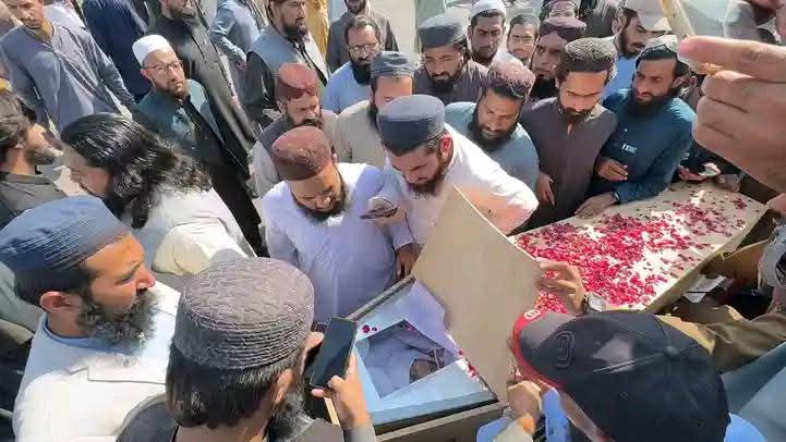 کاش میں کٹ جاؤں دفاع صحـــابہؓ میں
قسم  سے  جوانی کا  حق  ادا  ہو جائے گا

الوداع میرے بھائی شھادت مبارک ھو💔😭💔😭