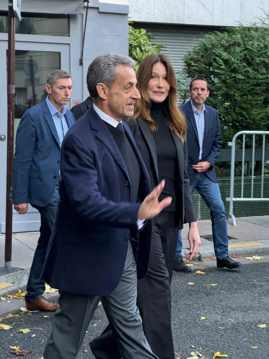 🇫🇷 Former French president Nicolas #Sarkozy arrived at La Santé prison in Paris Tuesday to start his five-year sentence for conspiring to raise campaign funds from Libyan dictator Muammer Gaddafi.