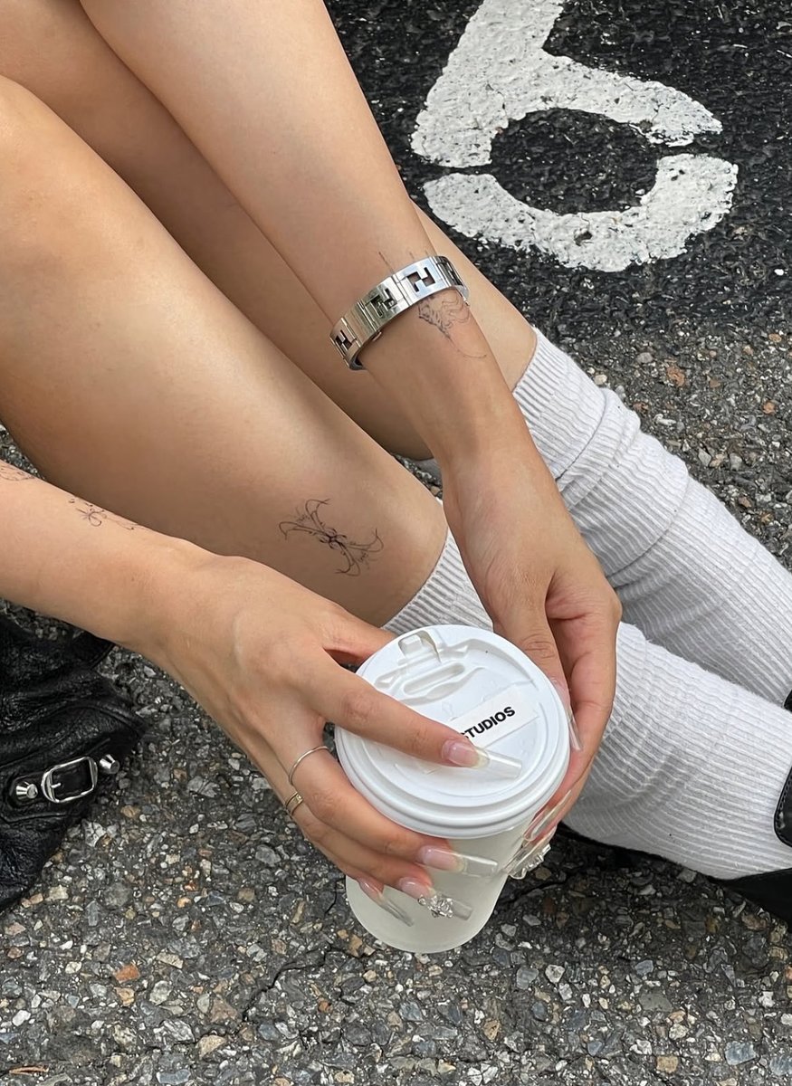 imlazystudios's tweet image. 타투아티스트 파츠님의 타투를 그대로 담은 타투스티커로 손목 또는 다리에 타투 포인트를 얹어보세요𖠚ᐝ

✧ PARTS 02

🔗lazystudios.co.kr/ALL/?idx=3386

#타투스티커 #tattoosticker #temporarytattoo