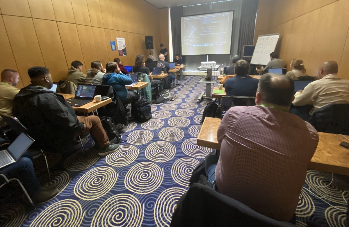 JS_Days's tweet image. Moin aus Berlin! 🙌Tag 2 der JavaScript & Angular Days, mit Workshops:
Nützliche JavaScript-APIs von @basti_springer, mit Node.js Core APIs mit Peter Kröner und @FabianGosebrink und @tim_honermann mit: Angular Testing mit Jest.
Viel Spaß! 🥳