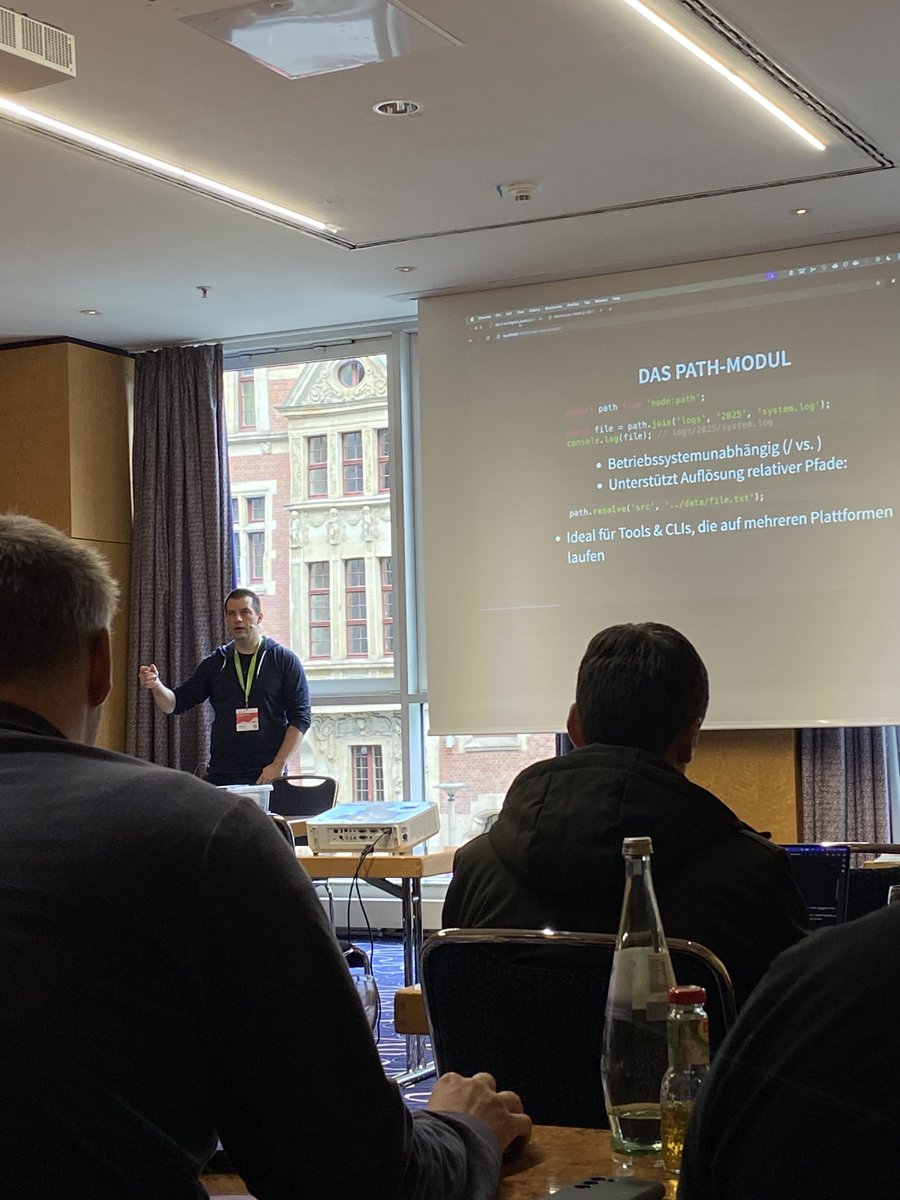 JS_Days's tweet image. Moin aus Berlin! 🙌Tag 2 der JavaScript & Angular Days, mit Workshops:
Nützliche JavaScript-APIs von @basti_springer, mit Node.js Core APIs mit Peter Kröner und @FabianGosebrink und @tim_honermann mit: Angular Testing mit Jest.
Viel Spaß! 🥳