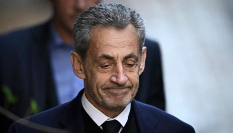 حقيبة الرئيس الفرنسي الأسبق  ساركوزي في سجنه تتضمن سيرة عن المسيح،ورواية "إلكونت دي مونت كريستو" ويتحدث كاتبها بصيغة الغائب، ويركز على السلوك الخارجي دون التعرض للحقائق النفسية للشخصيات،أحداث الرواية تدور في فترة أعقبت سقوط إمبراطورية نابليون؛ تقريبا عام 1815م وتنتهي عام 1844م