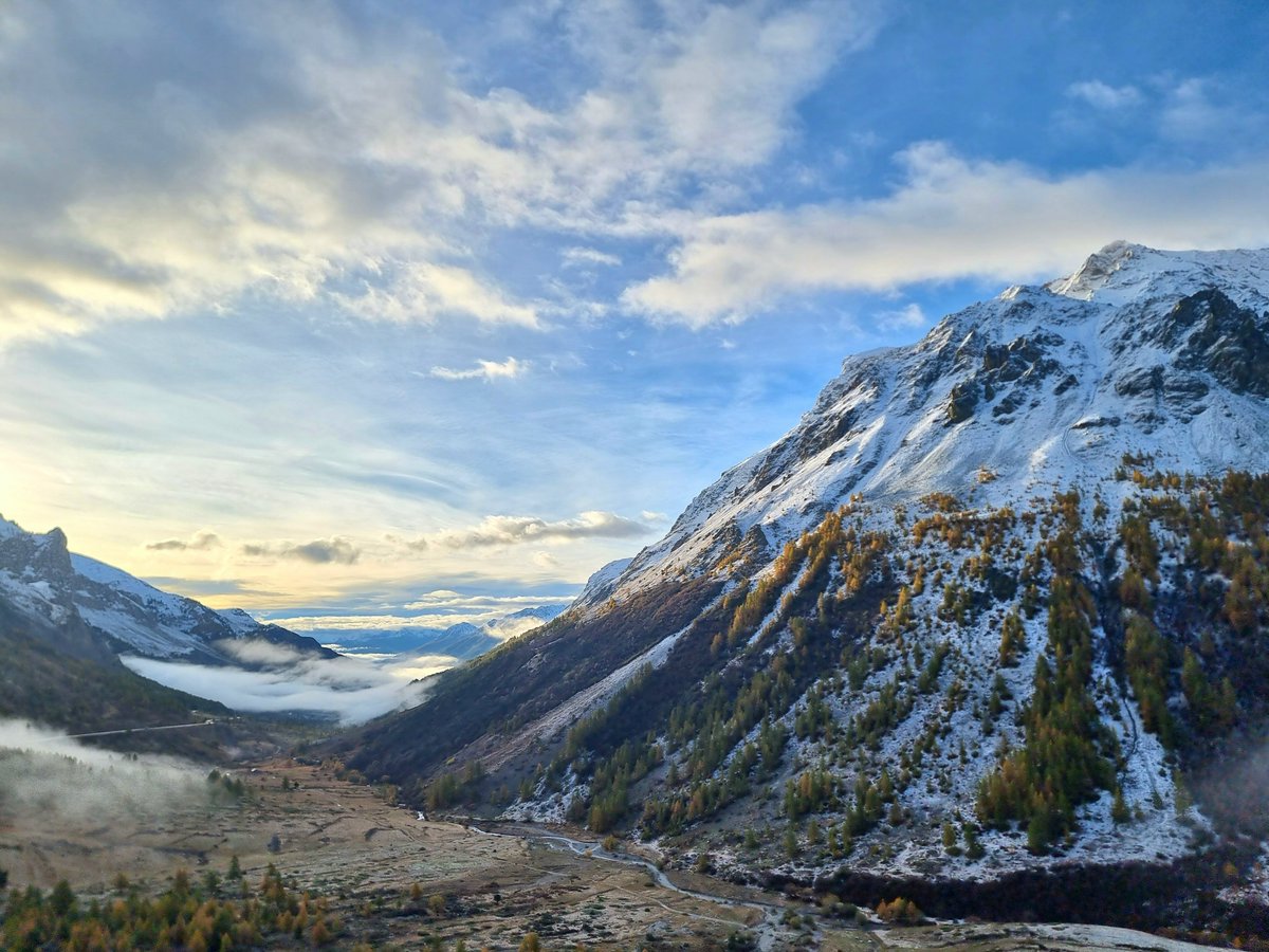 subfossilguy's tweet image. Sunrise on the upper Guisane Valley from around Col du Lautaret (2 058) this morning! ☀️🥰