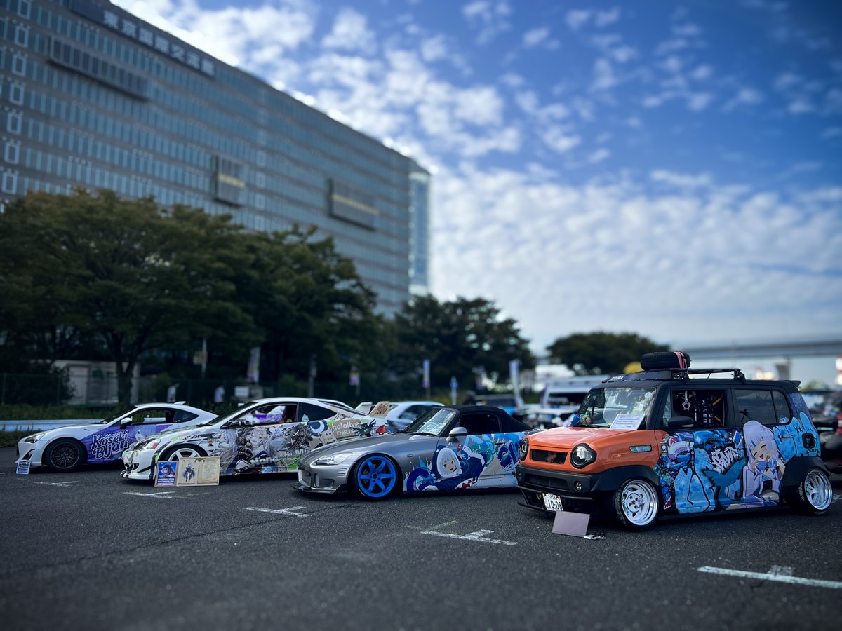 メンション失礼します🙇‍♂️
団体で並べさせて頂いたホロEN痛車の写真です！！
スマホ撮影ですがフォトショで自分なりに弄ったのでよかったら是非！！！
#痛車天国2025秋 #痛車天国2025AUTUMN #がうるぐら #七詩ムメイ ＃古石ビジュー
