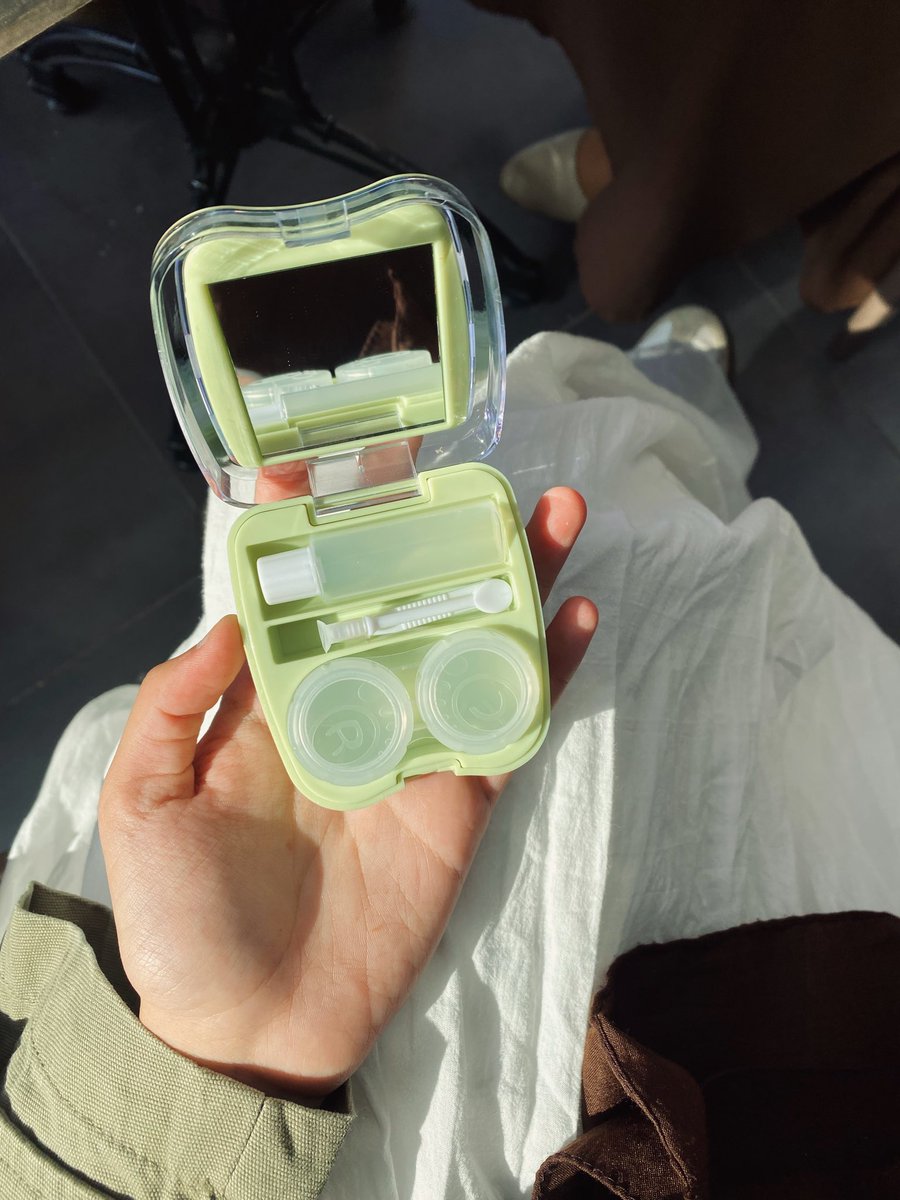 alıntıladığımı görüp almıs.. yeni lens kutuma bakın 😭💚