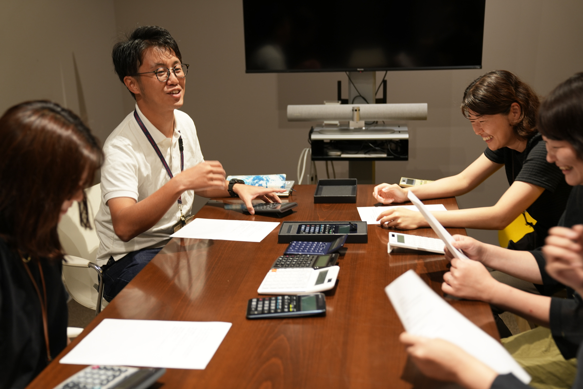 カシオ計算機さんがお越しくださったあと、仕事で電卓を使う乗組員たちが集まり「電卓座談会」を行いました。見慣れたアイテムだからといって見くびってはいけません。電卓トーク、かなりアツいです。経理のみなさまには「わかるわかる！」と感じていただけるかもしれません。1101.com/n/s/casiokeisa…