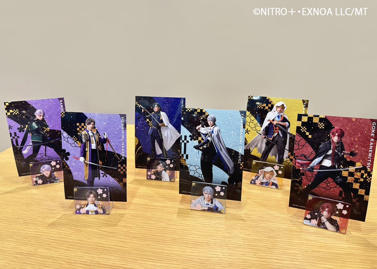 🌸十周年記念 乱舞博覧会 グッズ情報🌸

【ランダムアクリルメモスタンドA/B】
ちょっとしたメモや公演グッズのブロマイド、乱舞博覧会のグッズポストカードなどを挟んで飾れる、透け感がかわいいアクリル製のクリップスタンドです。

＃刀ミュ ＃刀ミュグッズ