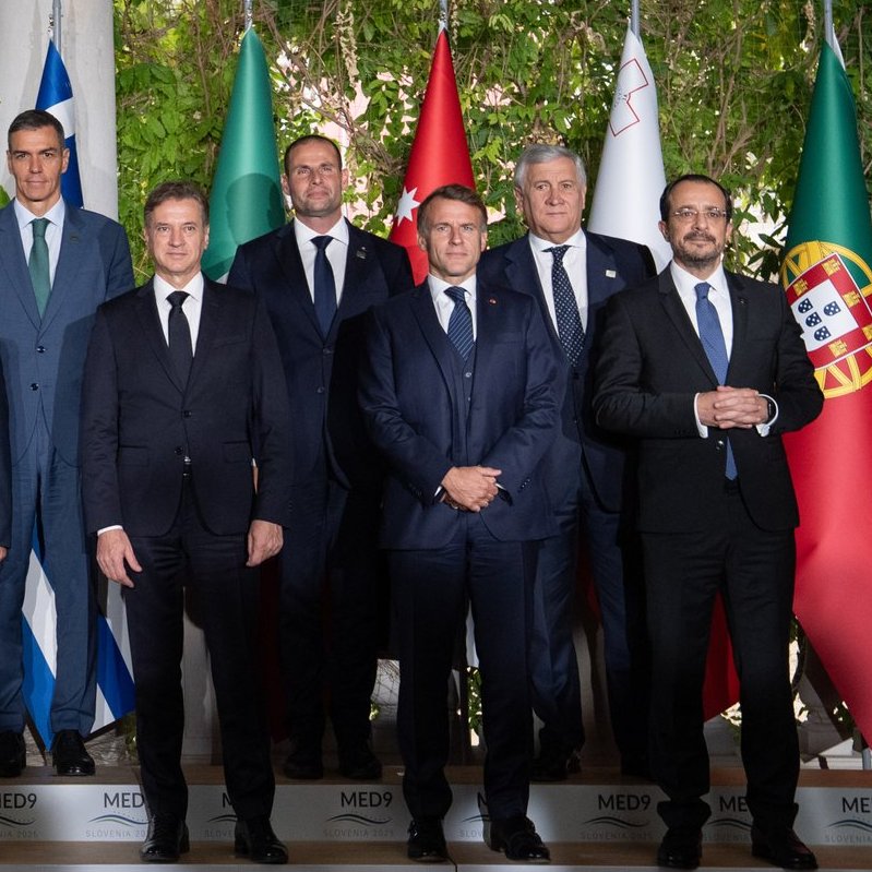 COSTESLionelEr's tweet image. Le #Macronbashing médiatique qui n&apos;a jamais cessé relancé de façon indigne avec le vol de bijoux au Louvre❗️
L&apos;exploitation politicienne qui en est faite est grotesque❗️
L&apos;indivisibilité d&apos;@EmmanuelMacron se poursuit❗️
Son important déplacement en🇷🇸  ignoré❗️
#TiensBonMacron🇫🇷🤝