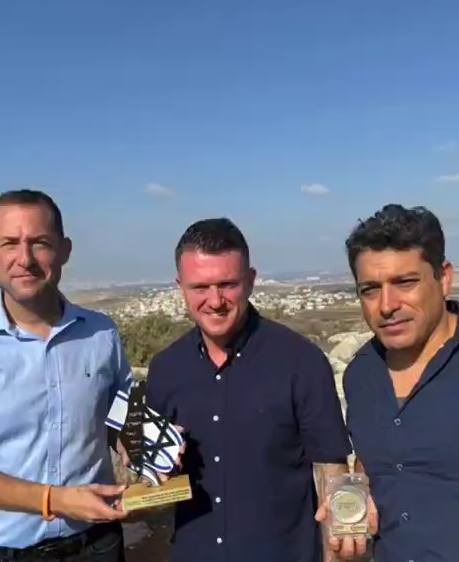OurPlaceIL's tweet photo. Welcome, Tommy Robinson @TRobinsonNewEra  !
We’re so happy to have you here with us in western Samaria, the "Balcony of of Israel" !

Your visit fills us with pride and joy.
Thank you for coming and sharing this moment with us! 💙🇮🇱

@AmichaiChikli https://t.co/KH4WP4X13G