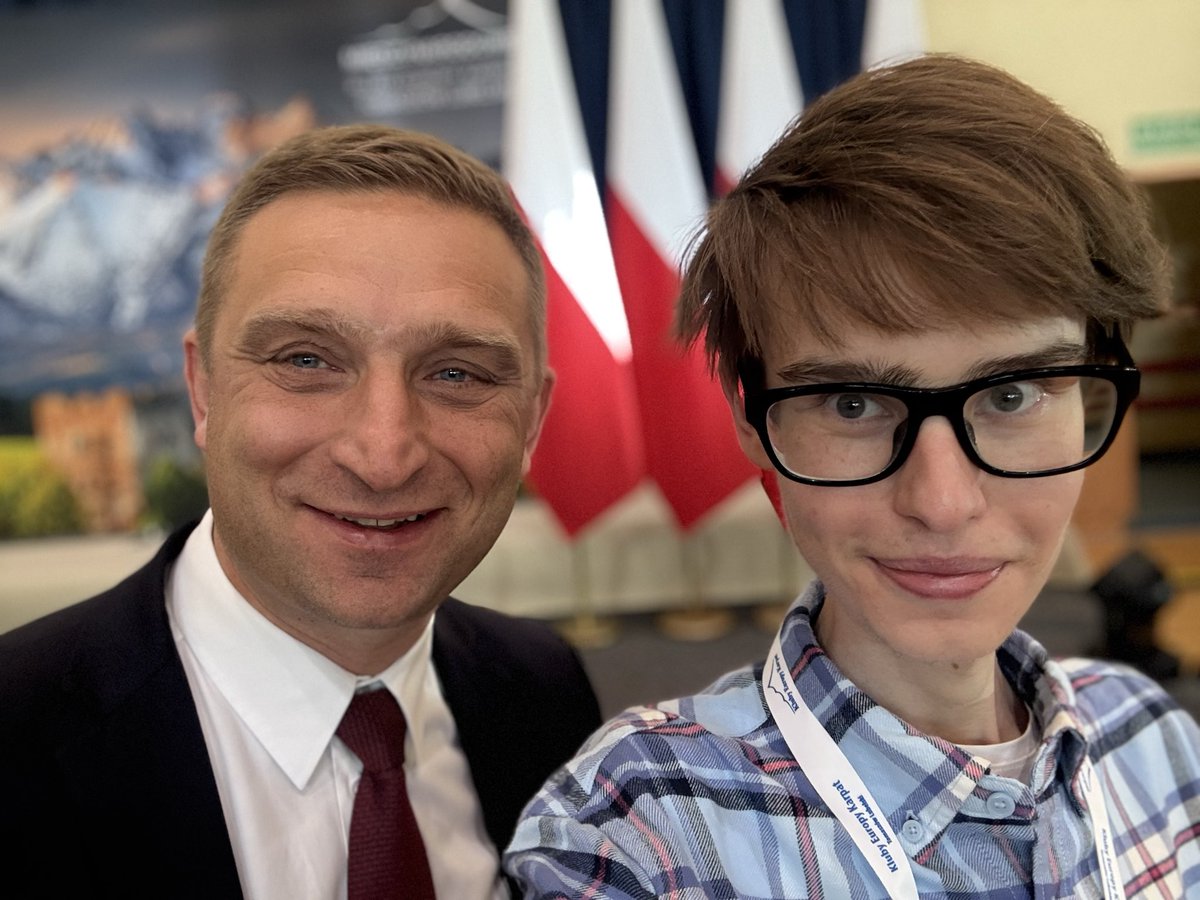 Panie Premierze <a href="/donaldtusk/">Donald Tusk</a>, proszę się nie bać!

Kosy na sztorc stawia się jedynie przeciw obcym agresorom, agentom wpływu bądź zaprzańcom- do żadnej kategorii chyba się Pan nie zalicza 🧐

<a href="/ROGranic/">Ruch Obrony Granic</a> działa 💪 I już podchodzimy pod Pana oblężoną twierdzę niczym las birnamski -