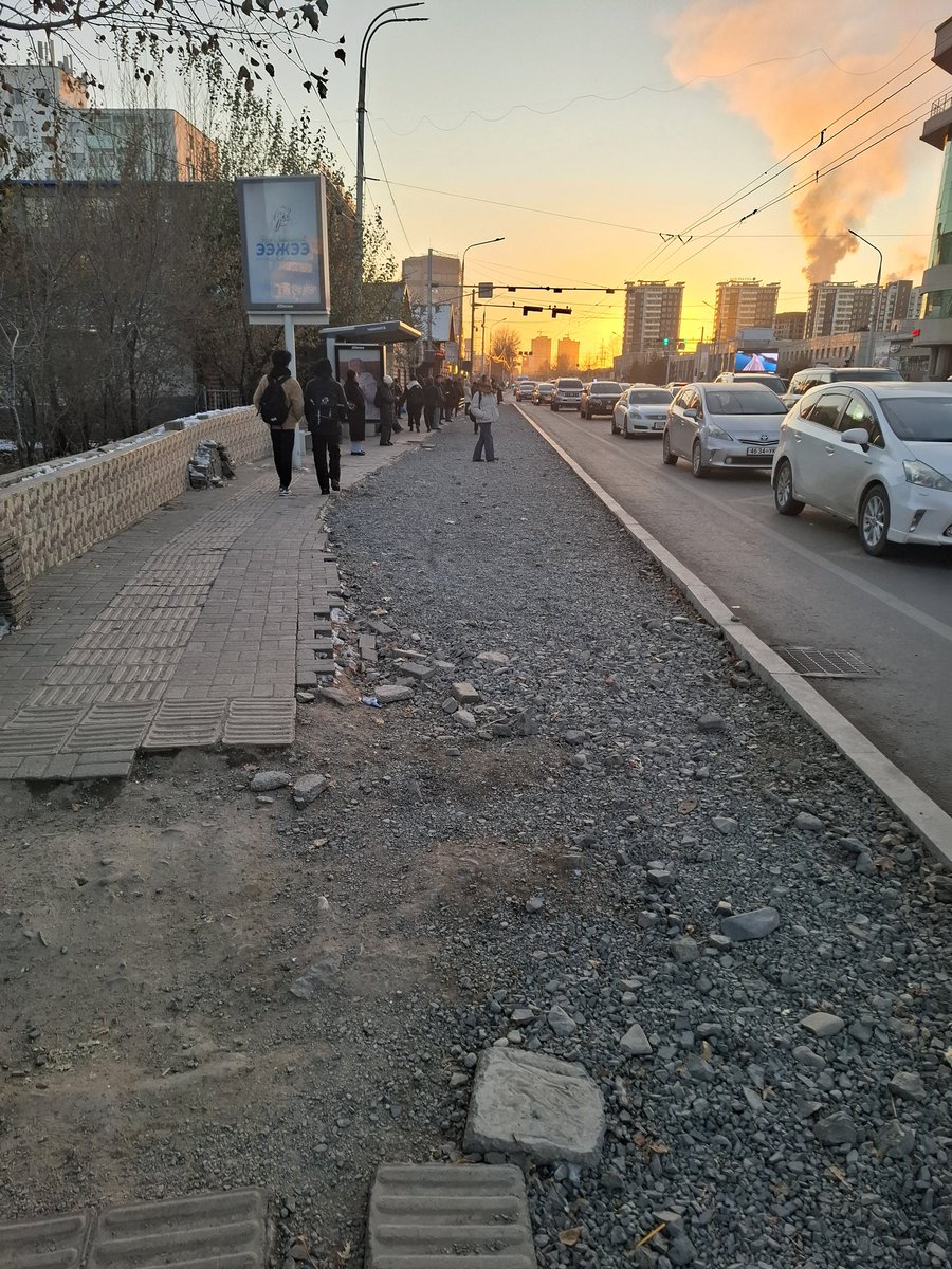 Таван богдын урд энэ газар хавар л ийм байсан. Хийхгүй бол яг яах гэж ингэж шороотойн хутгаж хаясан юм бол гөлөг