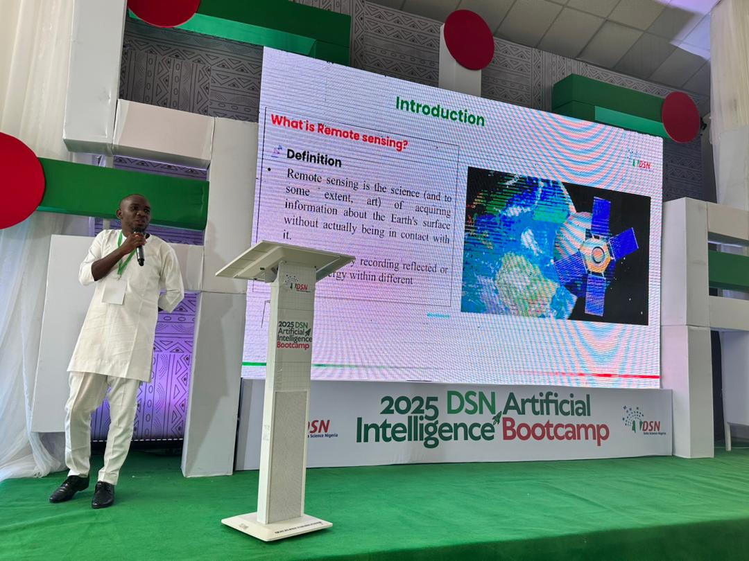 dsn_ai_network's tweet image. #HappeningNow

Another heavyweight in geospatial space is on stage — Moses Areh, Scientific Officer at the National Space Research and Development Agency (@NASRDA_Official).

He’s diving into “Understanding Your World from Above: Applications of Remote Sensing in Agriculture,…