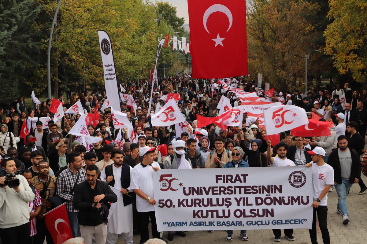 firatresmihesap's tweet photo. Üniversitemizin kuruluşunun 50. yılı ve Cumhuriyetimizin 102. yılı dolayısıyla düzenlenen “Cumhuriyetin İzinde 50. Yıl Yürüyüşü ve 50. Yıl Anıtı Açılışı” programıyla unutulmaz bir güne imza attı.

Dev Türk bayrağıyla başlayan yürüyüş, coşku, birlik ve gurur dolu anlara sahne oldu https://t.co/tS6VTPKa97