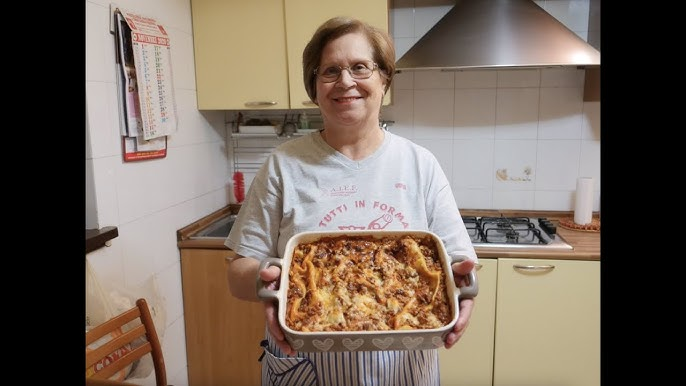 Dio's tweet image. Gli algoritmi dei social sono come le nonne.
Se gli dici che ti piace la lasagna, nonna ti metterà nel piatto tre chili di lasagne.
E tu le mangerai, e anche domani, e anche dopodomani, perché te le ha date nonna, perché nonna é quella che cucina bene. Si sa che è brava, si sa…