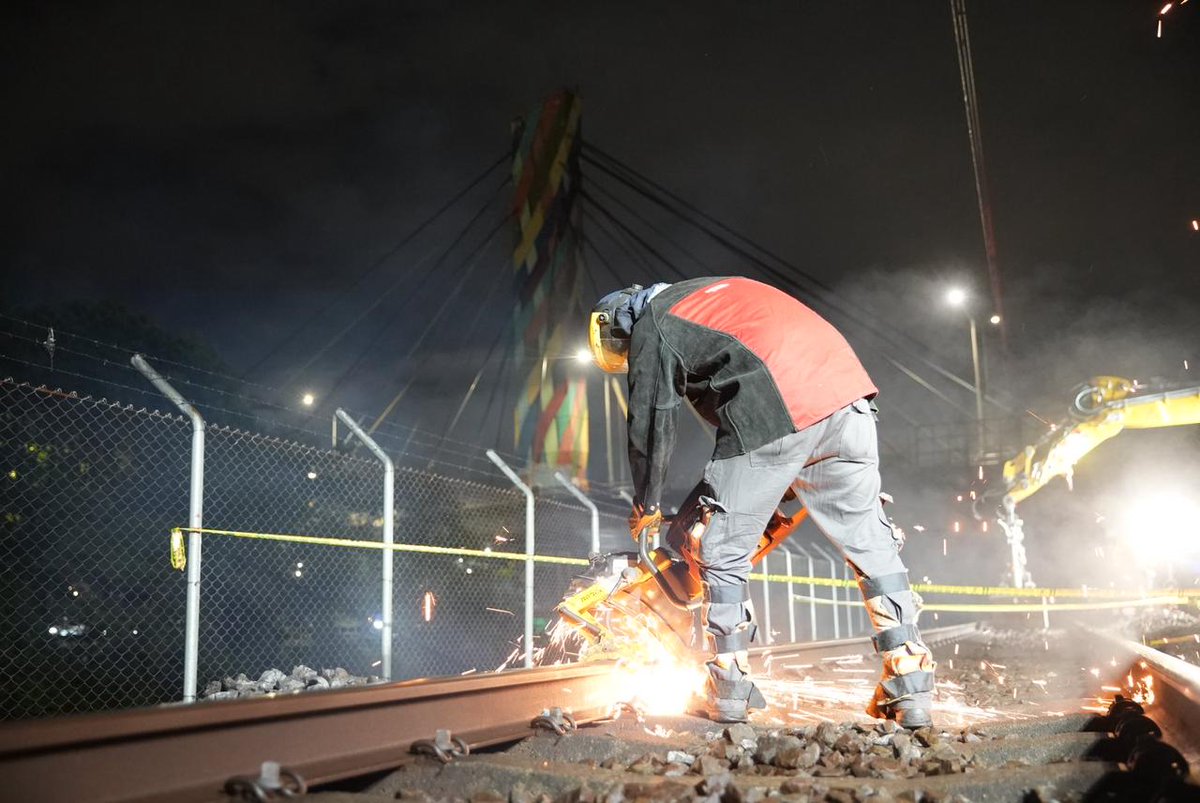 metrodemedellin's tweet photo. En medio de la noche lluviosa, continuamos las labores de reparación en la vía férrea 🚈. Con maquinaria y manos firmes, se cortó el tramo de rieles sobre la falla del terreno 👷‍♀️👨‍🏭.

Cada paso, cada esfuerzo, cada chispa tiene el propósito de volver a conectar la línea A lo más rápido posible 💪.

Gracias a quienes trabajan sin descanso. Gracias a los usuarios por su comprensión y apoyo 💛💚.