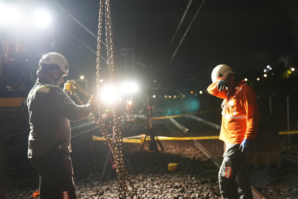 metrodemedellin's tweet photo. En medio de la noche lluviosa, continuamos las labores de reparación en la vía férrea 🚈. Con maquinaria y manos firmes, se cortó el tramo de rieles sobre la falla del terreno 👷‍♀️👨‍🏭.

Cada paso, cada esfuerzo, cada chispa tiene el propósito de volver a conectar la línea A lo más rápido posible 💪.

Gracias a quienes trabajan sin descanso. Gracias a los usuarios por su comprensión y apoyo 💛💚.