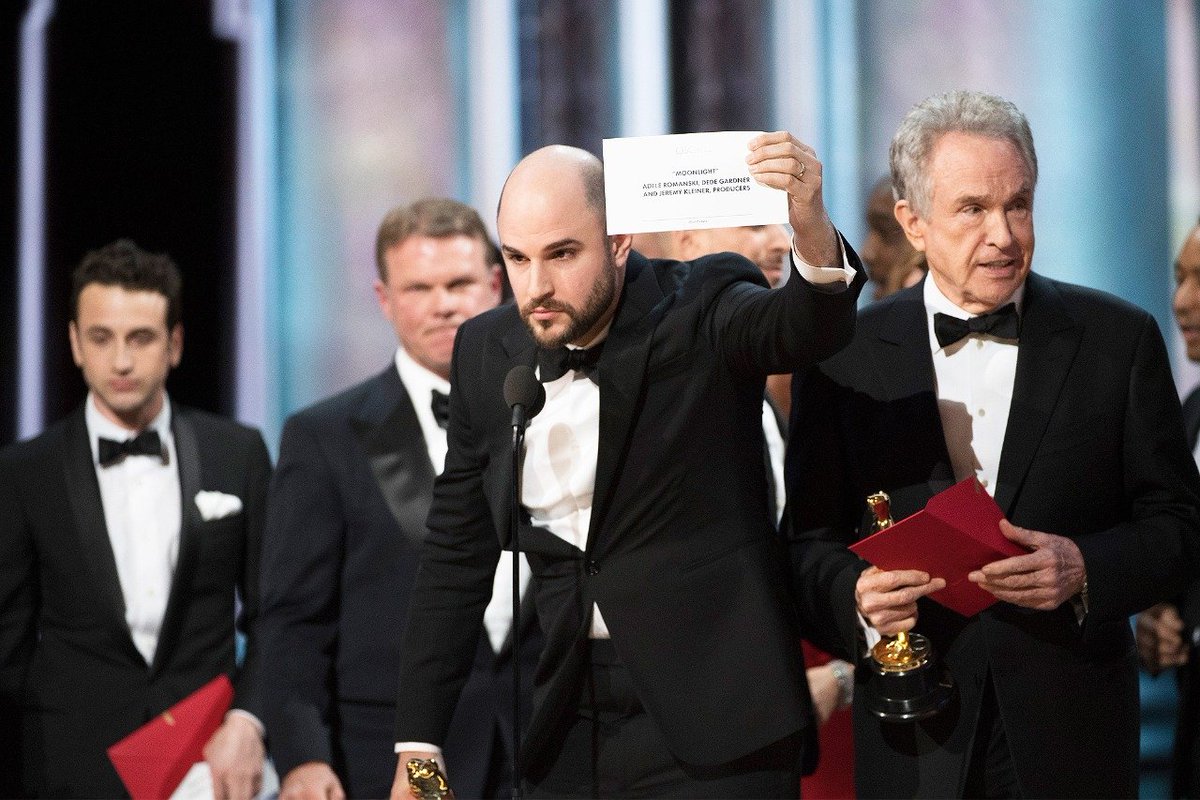 Habis Nonton Film (@habisnontonfilm) on Twitter photo Hari ini, 9 tahun lalu, MOONLIGHT rilis di bioskop. Film karya Barry Jenkins ini menang Best Picture Oscars 2017.
Hal yang paling memorable pas pengumuman pemenang, LA LA LAND disebut. Tapi dianulir 2,5 menit kemudian karena ternyata salah baca amplop. Hari ini, 9 tahun lalu, MOONLIGHT rilis di bioskop. Film karya Barry Jenkins ini menang Best Picture Oscars 2017.
Hal yang paling memorable pas pengumuman pemenang, LA LA LAND disebut. Tapi dianulir 2,5 menit kemudian karena ternyata salah baca amplop.