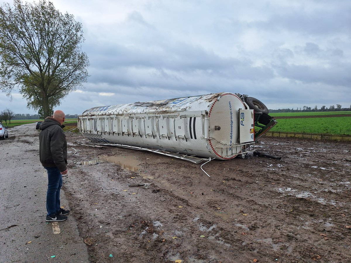 NWolterink's tweet image. Op de Grote  Waardweg in #Werkendam  is vanmorgen  een vrachtwagen  in de berm gekomen toen over de kop geslagen 'de chauffeur is op eigen kracht met hulp van een omstander  er uit gekomen  ze is nagekeken  door Ambulance  personeel .