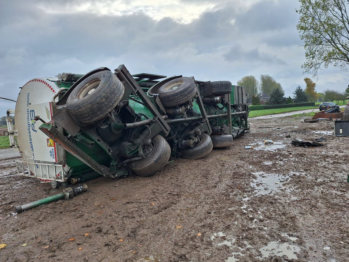 NWolterink's tweet image. Op de Grote  Waardweg in #Werkendam  is vanmorgen  een vrachtwagen  in de berm gekomen toen over de kop geslagen 'de chauffeur is op eigen kracht met hulp van een omstander  er uit gekomen  ze is nagekeken  door Ambulance  personeel .