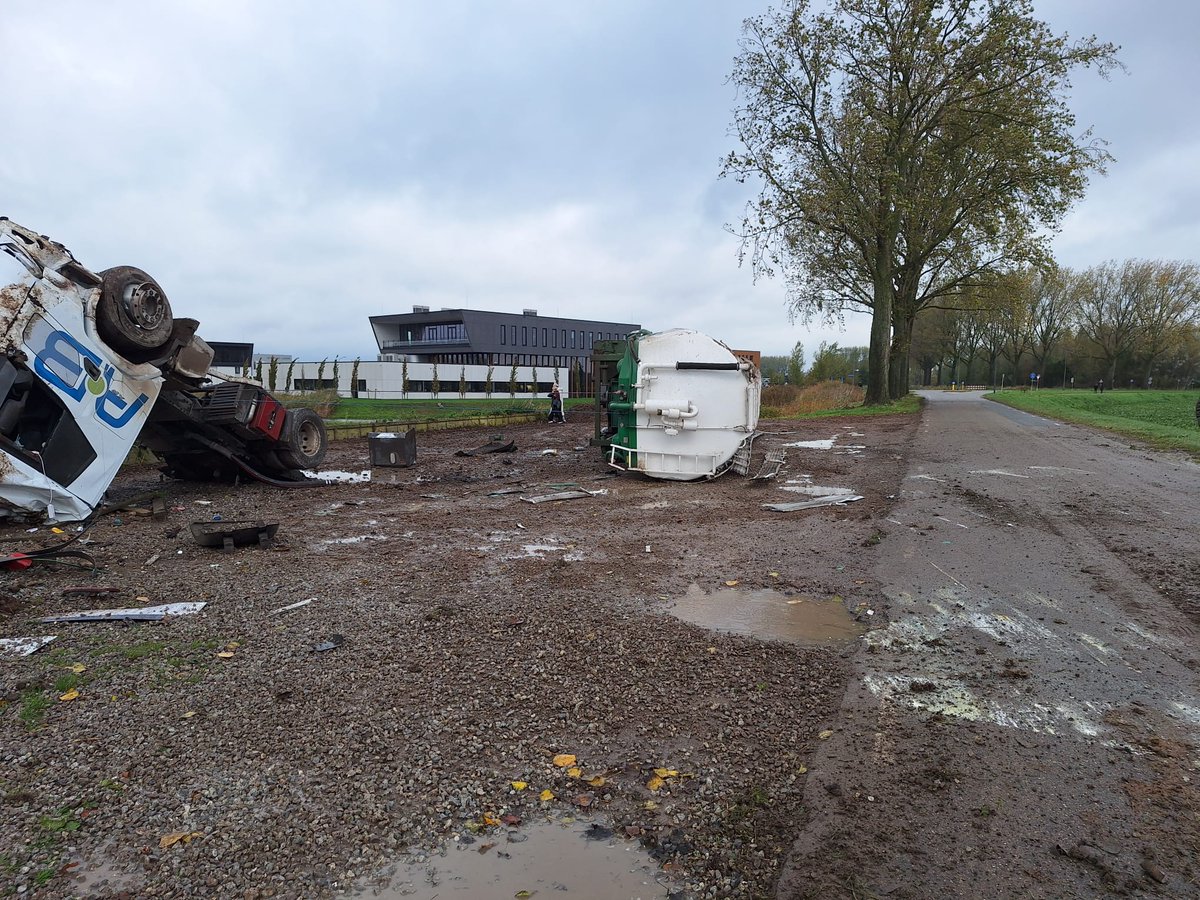 NWolterink's tweet image. Op de Grote  Waardweg in #Werkendam  is vanmorgen  een vrachtwagen  in de berm gekomen toen over de kop geslagen 'de chauffeur is op eigen kracht met hulp van een omstander  er uit gekomen  ze is nagekeken  door Ambulance  personeel .