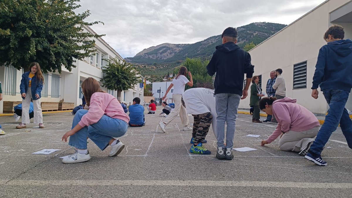 Ayer <a href="/Evaa_ag/">Eva Amate</a> y yo pasamos un día genial aprendiendo a "Fundar una ciudad en 10 pasos" en Valdepeñas de Jaén con los estudiantes de 5º y 6º de primaria del CEIP Santiago Apóstol y Asociación LUGIA como parte de las Jornadas Europeas de Patrimonio de <a href="/culturayPHJaen/">Cultura #Jaén</a>