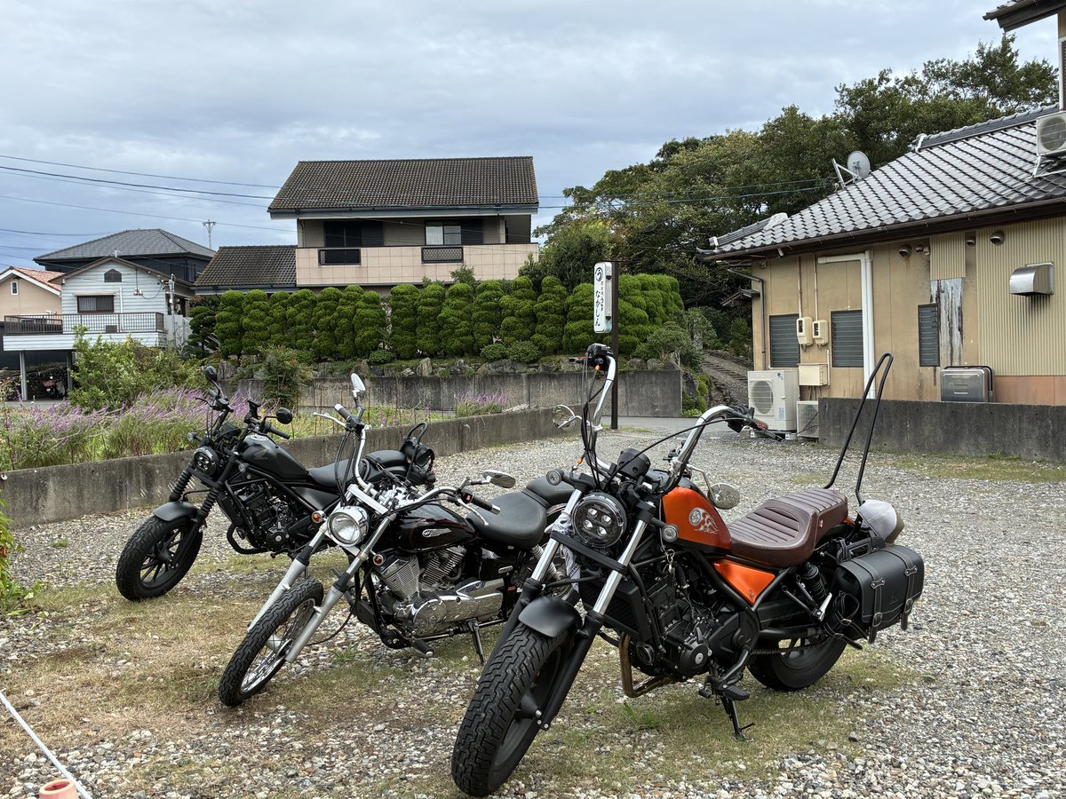gochi0722's tweet photo. 男の子3人で鳥羽のなかしんまでツーリング！

最後ケツ割れるかと思ったけど久しぶりのツーリング楽しかった！
鰻はパリパリで好きな感じやった！

3枚目は恋に餌をあげる後輩笑

#ツーリング
#レブル250
#鰻
#なかしん https://t.co/hUHwRLw6pu