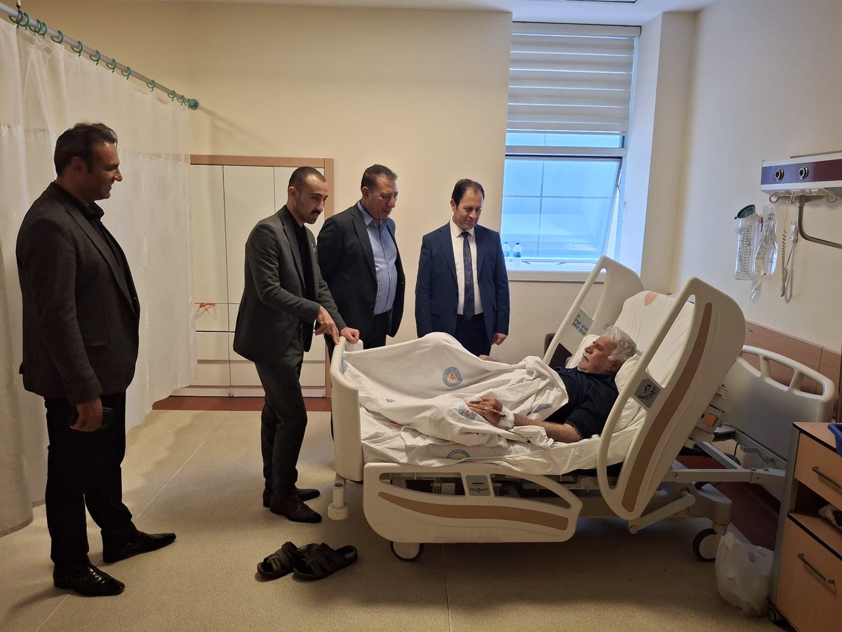 İlçe Başkanımız <a href="/SEToprak_/">Selahaddin Eyyüb Toprak 🇹🇷</a> Yönetim Kurulumuz ve Gençlik Kolları Başkanımız <a href="/Mehmet_suzen63/">Mehmet Süzen</a> ile birlikte 

Harran Üniversitesi Hastanesinde tedavi gören İlçe Başkan Yardımcımız Orhan Yetkin’in Babası Mahmut Yetkin Bey’i ziyaret ettiler.
Geçmiş olsun dileklerini iletip; Sağlık