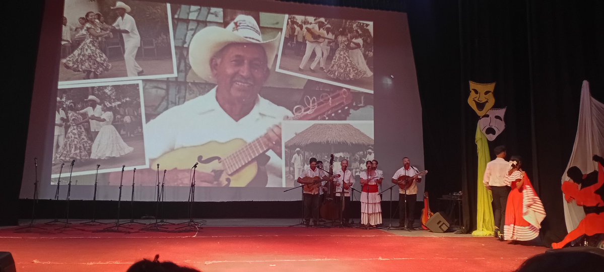 ViceEconomiaIJ's tweet image. La Isla se vistió de gala en saludo al día de la Cultura Cubana. Derroche de amor por la cubania y las tradiciones.
#IsladelaJuventud
#SentirPinero #PoderPopular