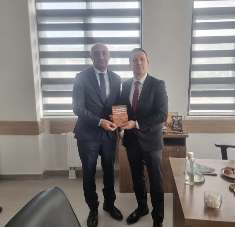 Kaymakamımız Sayın Fatih Görmüş, beraberinde İlçe Milli Eğitim Müdürü Şuayip Üner ile birlikte, 80. Yıl Küçükçiğli İlkokulu Müdürü Çağlar Erbek’i ziyaret ederek, okulda incelemelerde bulundu.