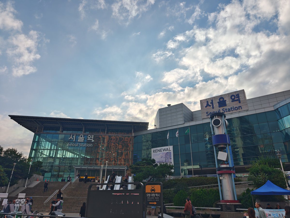 At Seoul Station, I met an incredibly kind young man. I asked him for directions to my destination, and he kindly explained the way. A few minutes after we parted, he came running after me, saying, “Sorry, I realized I made a mistake — it’s actually this way.” Then he guided me