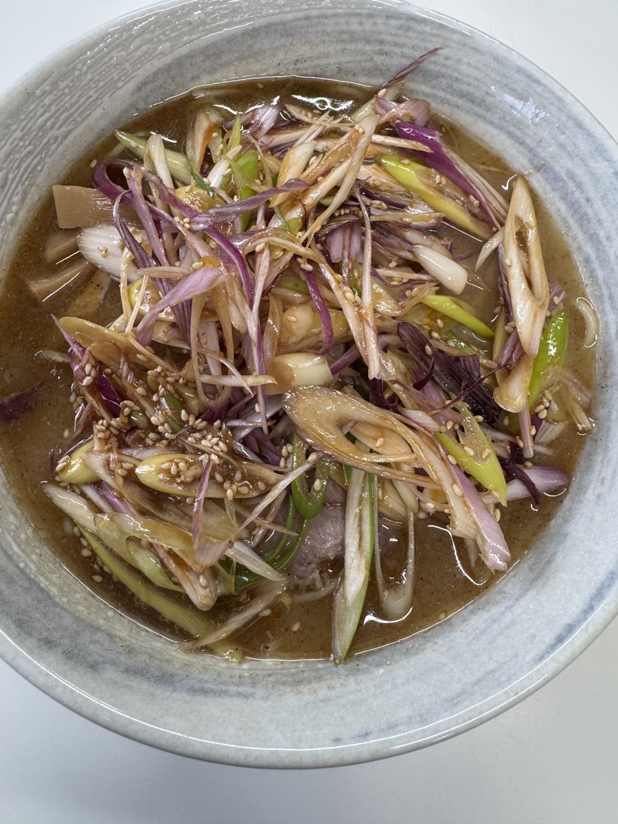 改めまして！！

とうふ（+風）<a href="/aida_bito/">とうふ(+風)@依頼:3月〜</a>  さんに赤ネギラーメンモチーフのファンアート描いていただきました！！🍜

ラーメン美味しそうだし、かわいくデフォルメされたイラスト最高ー！

ありがとうございます！

もう1ヶ月で収穫できると思うので、お楽しみに！

近くなったらまた告知します！！