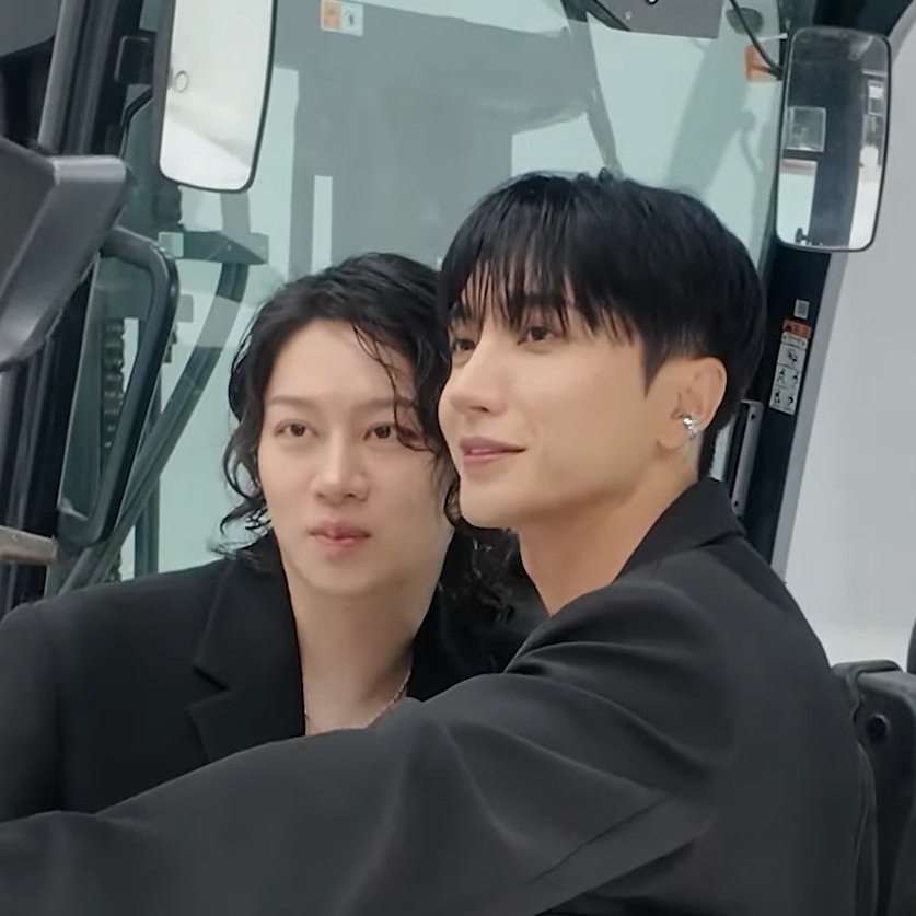 teukkieduckie's tweet photo. the ship:                                    the shipper: https://t.co/HhxP3snkK3