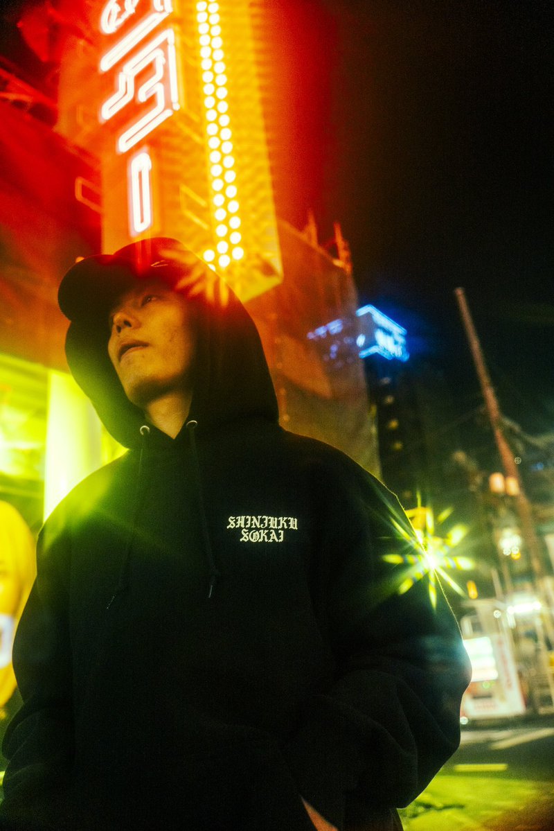 StudioSokai's tweet image. 💰これ着て金運爆上げ💴
HELLO渋沢パーカー販売中🔥
渋沢の笑みが街灯に滲む🌙
セットアップで是非⚡️
新宿租界Hello渋沢パーカー
portal.shinjuku-sokai.com/product-catego…