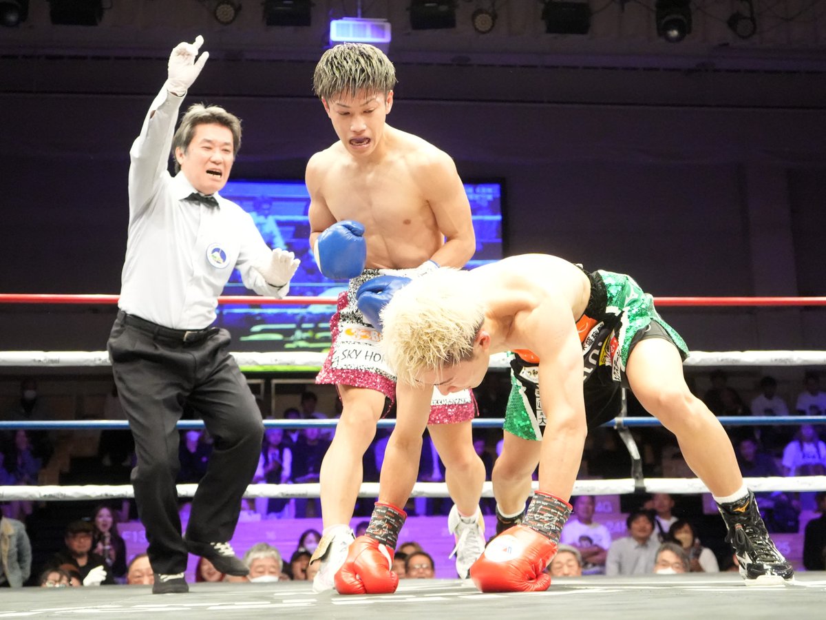 masayaito_box's tweet image. 【熊本の新人王が番狂わせ】
21日、ミニマム級6回戦 
🇯🇵8位・坂田一颯(いっさ/21=S&K)
3ラウンドに3度倒し、元アマ全日本王者でアジア選手権銀メダリストの荒竹一真(22=大橋)を破る。
坂田は2023年の全日本新人王。その後は相手の棄権などもあり、これが新人王獲得後2試合目。荒竹はプロ2戦目で初黒星