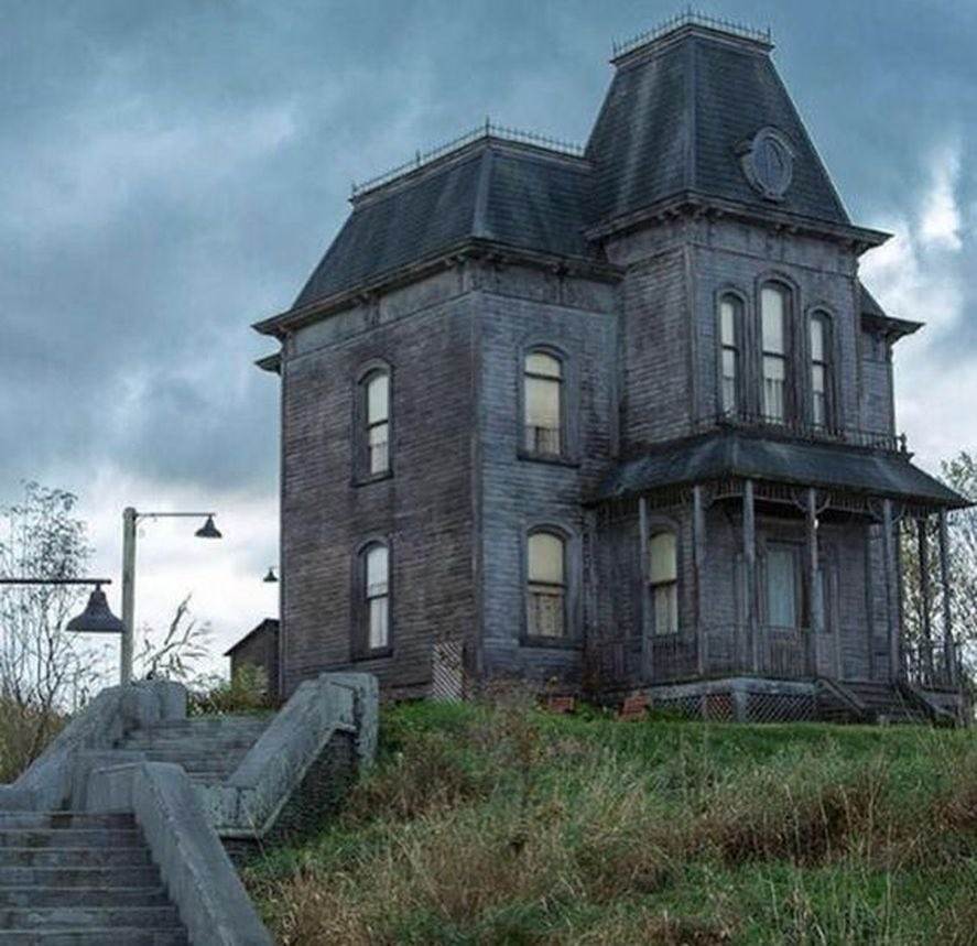 creepydotorg's tweet photo. If you know which movie this house is from I’ll follow you 🔪 https://t.co/4DF5CY1BBF