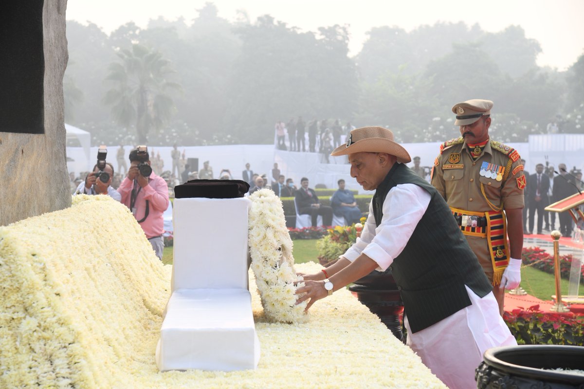 BSF_India's tweet photo. On the occasion of Police Commemoration Day 2025 BSF remembers and pay reverence to the Bravehearts who made supreme sacrifice on the altar of Duty.   

BSF rededicates to the service and security of our motherland.  

#JaiHind 
#Naman 
#PolicecommemorationDay2025 https://t.co/ErlLdoML8q