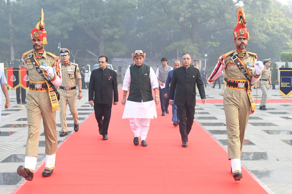 BSF_India's tweet photo. On the occasion of Police Commemoration Day 2025 BSF remembers and pay reverence to the Bravehearts who made supreme sacrifice on the altar of Duty.   

BSF rededicates to the service and security of our motherland.  

#JaiHind 
#Naman 
#PolicecommemorationDay2025 https://t.co/ErlLdoML8q