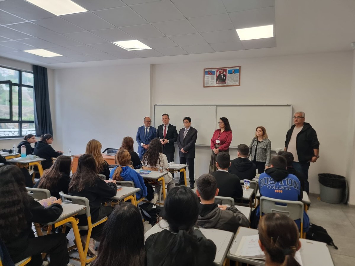 Kaymakamımız Sayın Fatih Görmüş, beraberinde İlçe Milli Eğitim Müdürü Şuayip Üner ile birlikte, Büyükçiğli Anadolu Lisesi Müdürü Mehmet Şişman’ı ziyaret ederek, okulda incelemelerde bulundu.